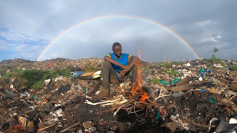 ゴミ山暮らしの若者飯（ケニア）。(c)テレビ東京