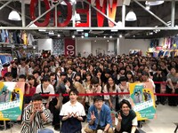 来場者と写真撮影する（手前左から）祇園、トット。