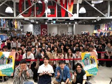 来場者と写真撮影する（手前左から）祇園、トット。