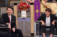 左から有吉弘行、岩本輝雄。(c)日本テレビ