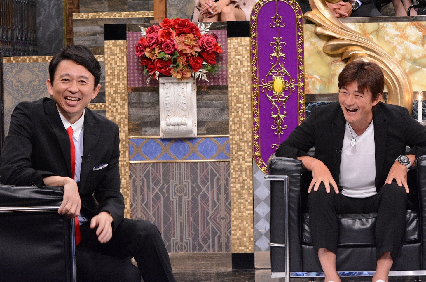 左から有吉弘行、岩本輝雄。(c)日本テレビ