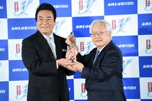 天海の水アンバサダーに就任した高橋英樹（左）。