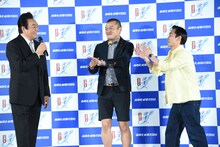 高橋英樹のアンバサダー就任を祝う“先輩”カミナリ（右から2人）。