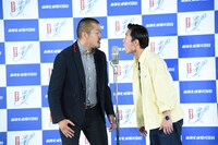漫才を披露するカミナリ。