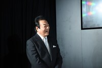 カミナリの漫才を楽しむ高橋英樹。