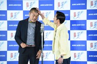 漫才を披露するカミナリ。