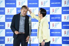 漫才を披露するカミナリ。