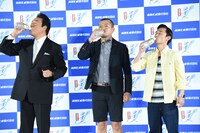 天海の水を味わう高橋英樹（左）とカミナリ。