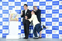 カメラマンのリクエストに応える高橋英樹（左）とカミナリ。