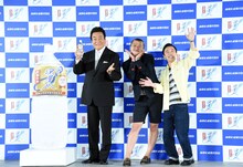 天海の水アンバサダーに就任した高橋英樹（左）とカミナリ。