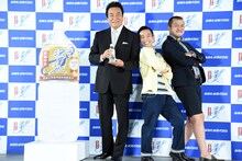 カメラマンに「変わったポーズ」を要求される高橋英樹（左）とカミナリ。