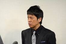 マスコミの質問に答えるブラックマヨネーズ吉田。