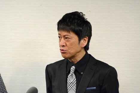 マスコミの質問に答えるブラックマヨネーズ吉田。