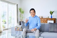 天海の水の新Web CMに出演する高橋英樹。