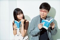 対談した大友花恋（左）と南海キャンディーズ山里（右）。