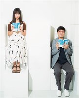 左から大友花恋、南海キャンディーズ山里。