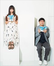 左から大友花恋、南海キャンディーズ山里。