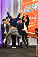 会見の様子が生配信されていたことから、視聴者へ向けた“スクショチャンス”と銘打って自らジャンプする、そいつどいつ。