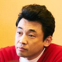 山本浩司 (c)「びしょ濡れ探偵 水野羽衣」製作委員会