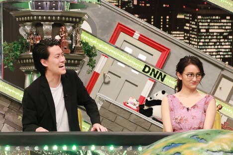 （左から）霜降り明星・粗品、岡田結実。(c)フジテレビ