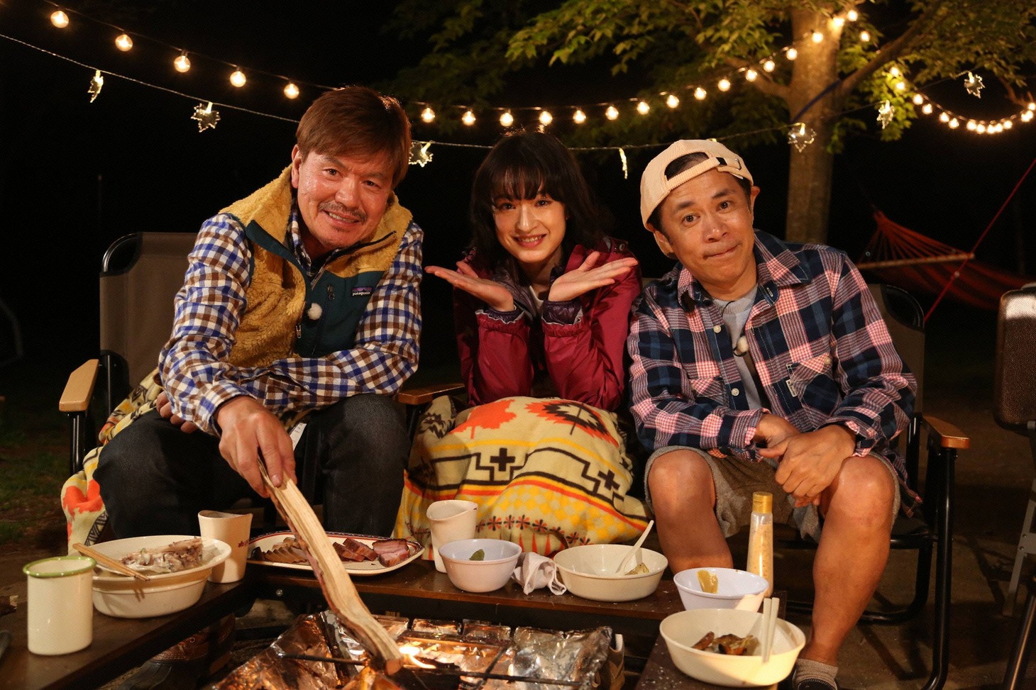 「アオハルTV」でキャンプを楽しむ（左から）ヒロミ、門脇麦、ナインティナイン岡村。(c)フジテレビ