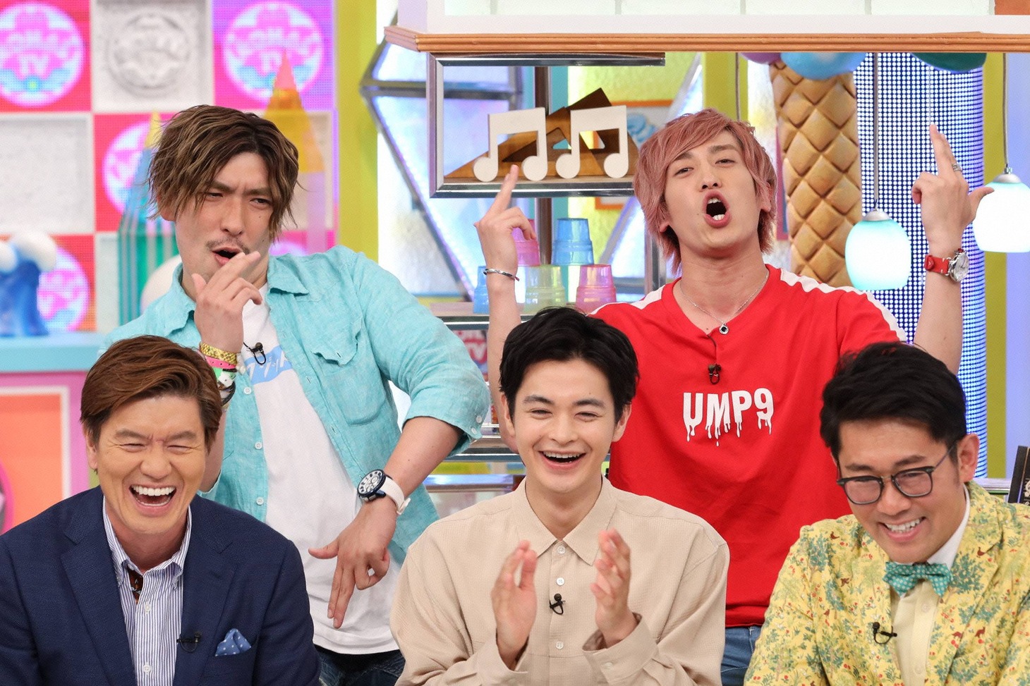 スタジオ出演する（前列左から）ヒロミ、瀬戸康史、ビビる大木と、EXIT（後列）。(c)フジテレビ