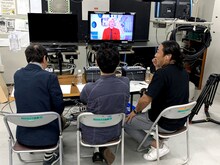 ロバート秋山（右端）ら偉人の声を担当する者たち。(c)テレビ朝日