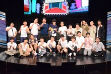 新ファーストクラスメンバー。前列左からラフレクラン、EXIT、ニューヨーク、スクールゾーン、やさしいズ。後列左からバビロン、レインボー、ザ・シーツ、男性ブランコ、そいつどいつ。