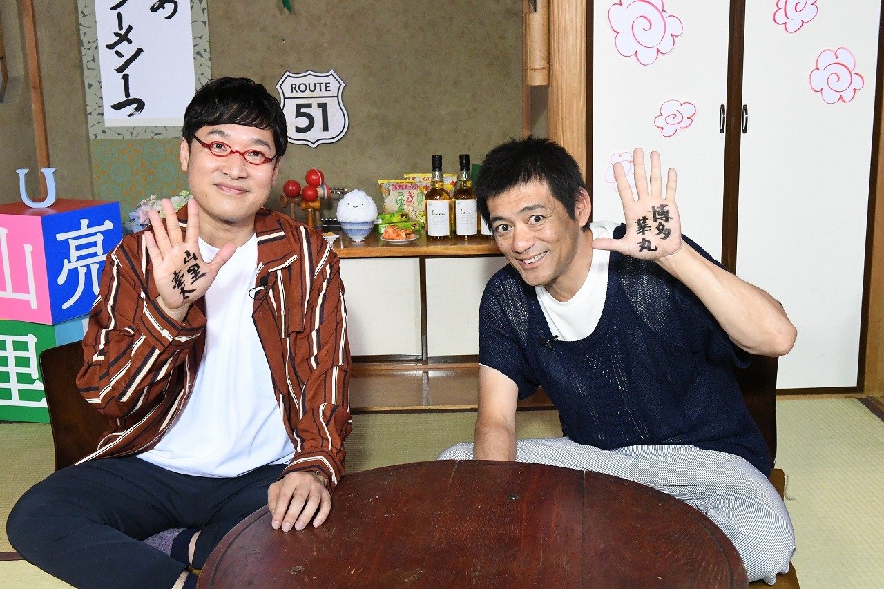 「『君の名も。』～人生激変!? 同姓同名ストーリー～」MCの（左から）南海キャンディーズ山里、博多華丸。(c)ABC