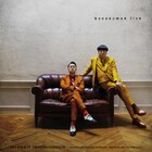 バナナマン最新単独のメインビジュアル公開、ソファに腰かけて鋭い視線