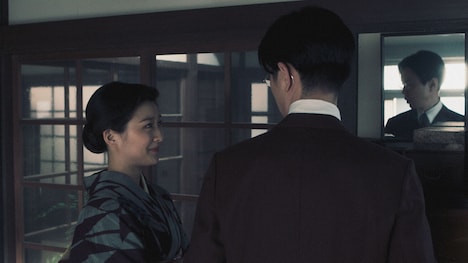 六爾（右、ハライチ岩井）と共に研究した妻・ミツギ（左、伊藤沙莉）。(c)NHK