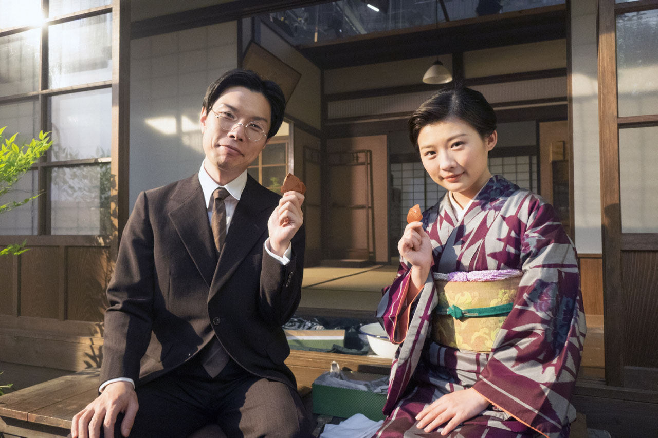 左から森本六爾を演じるハライチ岩井、六爾の妻・ミツギを演じる伊藤沙莉。(c)NHK