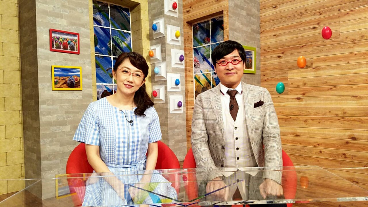 「ナナナマリーナで発見！新shock感～一度おためしください～」MCの唐橋ユミ（左）、南海キャンディーズ山里（右）。