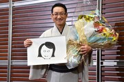 結婚を発表し、自ら描いたお相手の似顔絵を掲げる春風亭昇太。