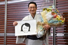 結婚を発表し、自ら描いたお相手の似顔絵を掲げる春風亭昇太。