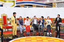 明石家さんま（左端）の誕生日を祝う「明石家電視台」メンバー。(c)MBS