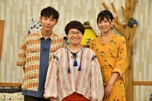 左からよしあき、ハリセンボン春菜、前田亜美。