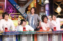 自分のモノマネをする芸人たちに囲まれる藤原竜也（中央）。(c)日本テレビ