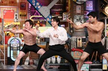 巨大昆虫に挑むインポッシブル（両端）と菅田将暉（中央）。(c)日本テレビ