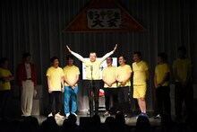 ジョイマン高木による「ナナナナ斉唱」の様子。