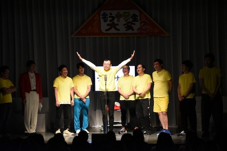 ジョイマン高木による「ナナナナ斉唱」の様子。