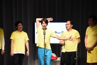 しゅんしゅんクリニックPによる「ヘイヘイドクター斉唱」の様子。