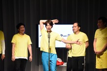 しゅんしゅんクリニックPによる「ヘイヘイドクター斉唱」の様子。