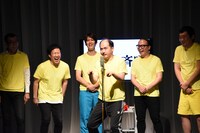 トレンディエンジェル斎藤による「ペッ！斉唱」の様子。