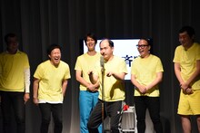 トレンディエンジェル斎藤による「ペッ！斉唱」の様子。