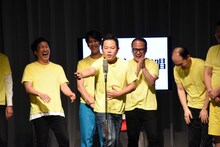 ダイアン津田による「すーすすー斉唱」の様子。