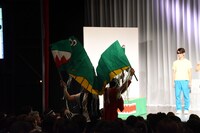 客席へ逃走するワニ。