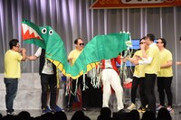 ワニを確保するゲストたち。