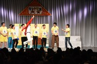 何度も失格を食らうおいでやす小田（右端）。