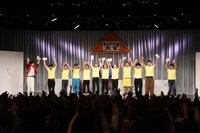 来場者と一緒に万歳三唱する一同。